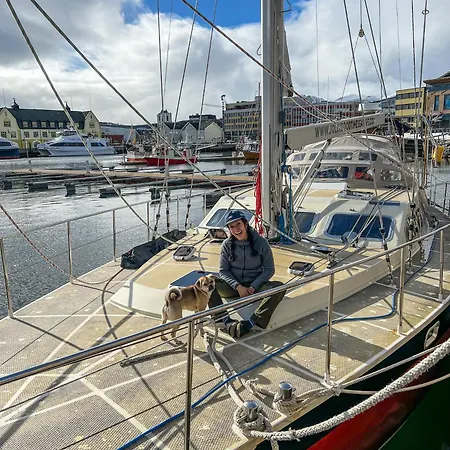 Jolly Good Times Sailing Botel