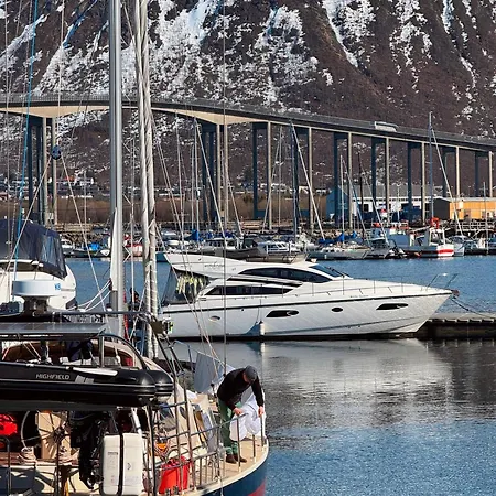 Jolly Good Times Sailing Botel