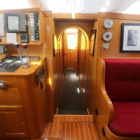 Botel Jolly Good Times Sailing