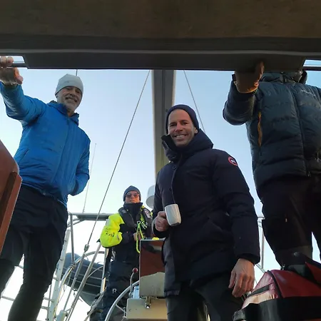Jolly Good Times Sailing Botel