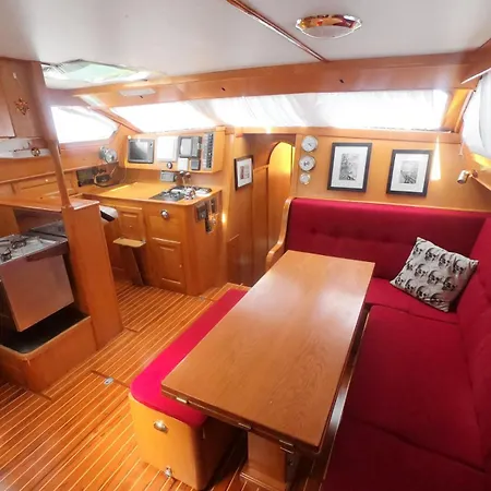 Botel Jolly Good Times Sailing