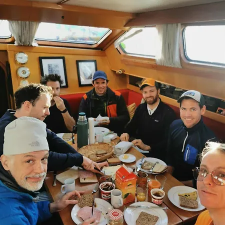 Jolly Good Times Sailing Botel *